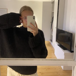 Svart stickad tröja - Svart stickad tröja i fint skick, använd ca 2 gånger 🫶🏻🫶🏻