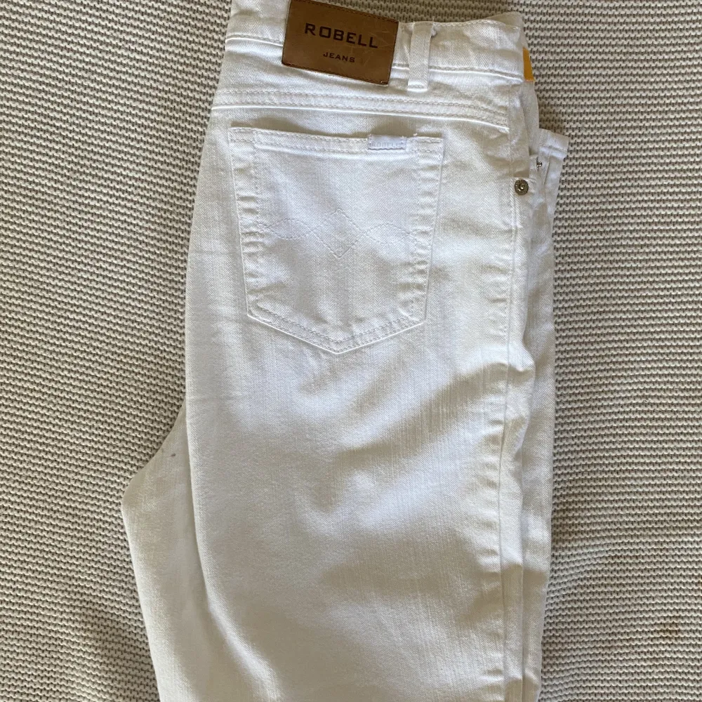 Fina märkesjeans från Robbel. Så gott som nya, är lite korta på mig som är 174 cm. Fin vittvätt med fina detaljer på fickorna. . Jeans & Byxor.