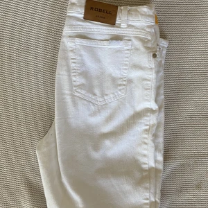 Robbel Jeans - Fina märkesjeans från Robbel. Så gott som nya, är lite korta på mig som är 174 cm. Fin vittvätt med fina detaljer på fickorna. 