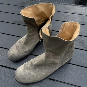 Hope Boots - Så snygga hope boots i grön suede. Side zip. Gått många mil i dessa och det finns många mil kvar, släpper billigt pga cond. :) Sitter perfekt på en 44a.