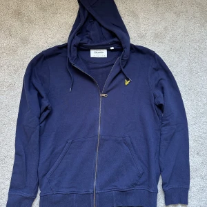 Hoodie från Lyle & Scott  - Mörkblå zip hoodie från Lyle & Scott i storlek M. Fläckfri och i superfint skick! 