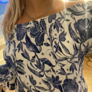 Fin blus - Super snygg blus, köpt på hm för länge sen så den säljs inte längre men endast använt 1/2 gånger så nästan som ny🥰.