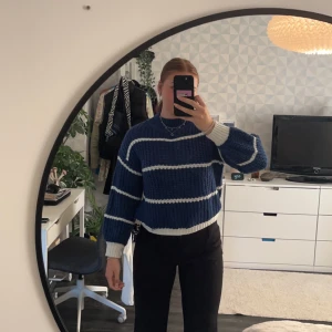 Stickad tröja  - En blå stickad tröja från SHEIN i storlek S/36. Bra skick på tröjan men inget jag kommer ha användning för själv. 