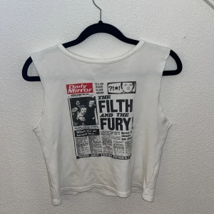 Super cool y2k linne  - Jätte cool The Filthy And The Fury y2k linne! 100% bomull och nästan oanvänd. Storlek S. Klippt i ärmarna. 