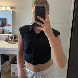 Skjorttopp Zara Strl S - Axlarna är vadderade🖤