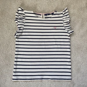 Randig Gant topp - En randig Gant topp. Den är gammal så finns inte kvar att köpa. Är i storlek 158/164 men skulle säga att den är liten i storleken. Köparen står för frakten 💕