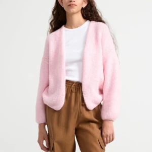 Rosa stickad kofta  - Kollar intresset på denna superduper fina stickade rosa koftan från Lindex som inte säljs längre!! Den är helt underbar och älskar verklgien färgen 🩷🩷 nypris 400, kommer inte gå ned i pris.