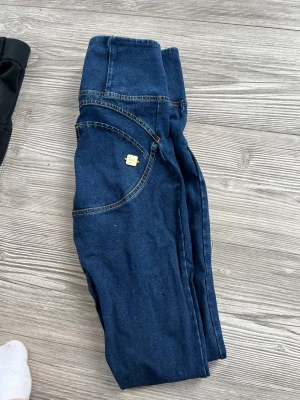 Freddy Jeans  - Hög midja. Strl: Xsmall.  EU:34 Modell: RN145169 Endast provade aldrig använda.