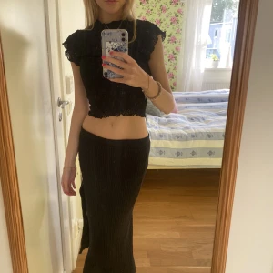 Långkjol - Svart ribbad långkjol med slits. Använd 1 gång. Skriv för fler bilder 💞