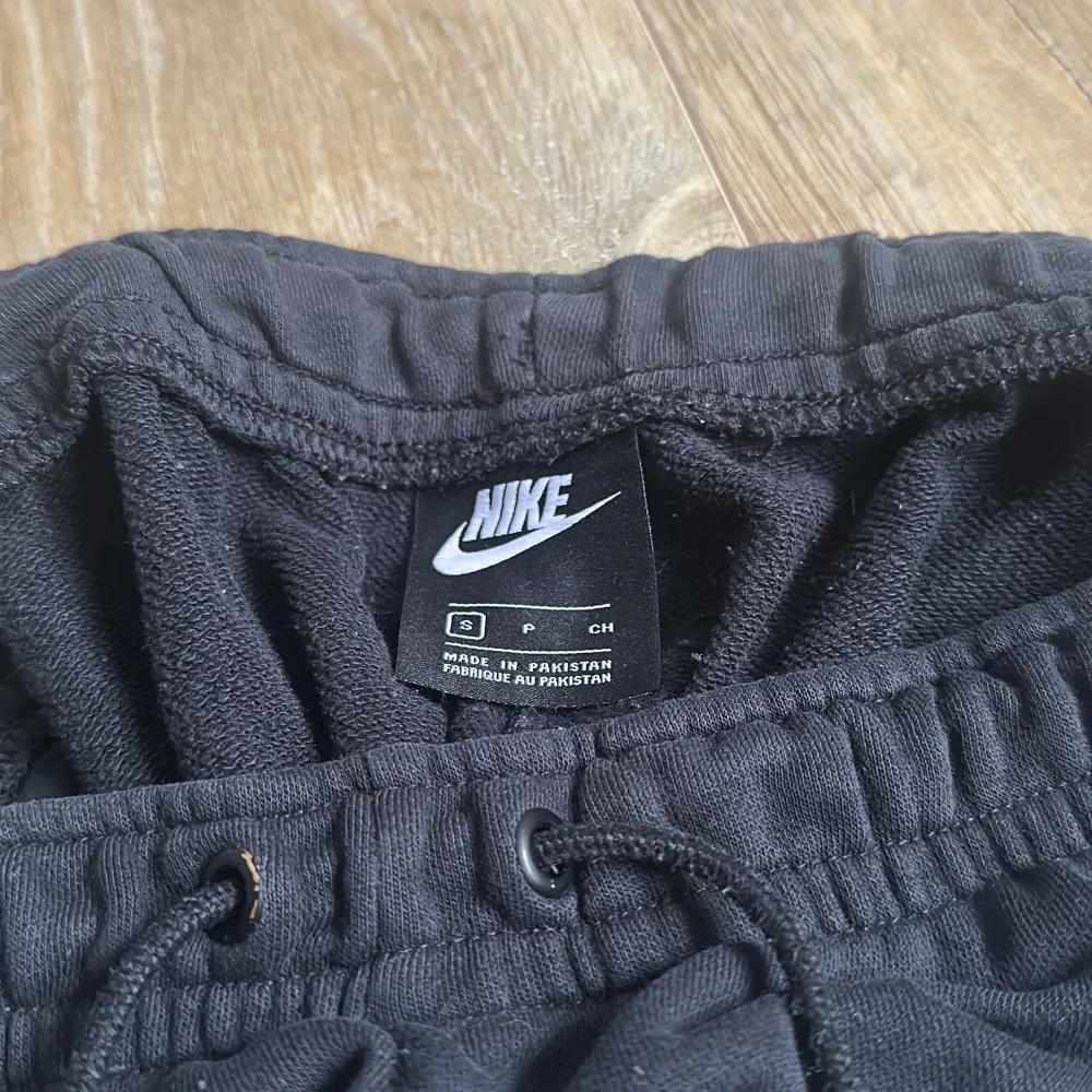 Nikes mjukisbyxor, använda men i bra skick😊 Strl S. Jeans & Byxor.