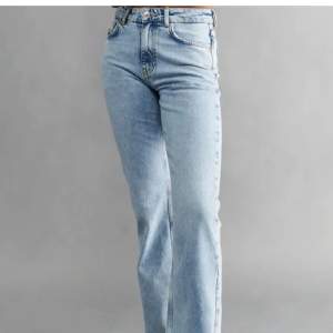 Säljer dessa ass snygga bortvittring jeans, skulle säga att de är midwaist men sitter under naveln på mig. Fint skick!❤️
