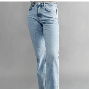 Ginatricot jeans - Säljer dessa ass snygga bortvittring jeans, skulle säga att de är midwaist men sitter under naveln på mig. Fint skick!❤️
