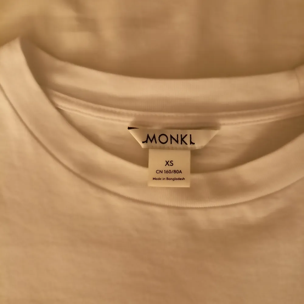 En OVERSIZED tröja från Monki. Aldrig använd. Storleken är XS men den upplevs lätt som en större M eller L. Tryck på framsidan.. T-shirts.