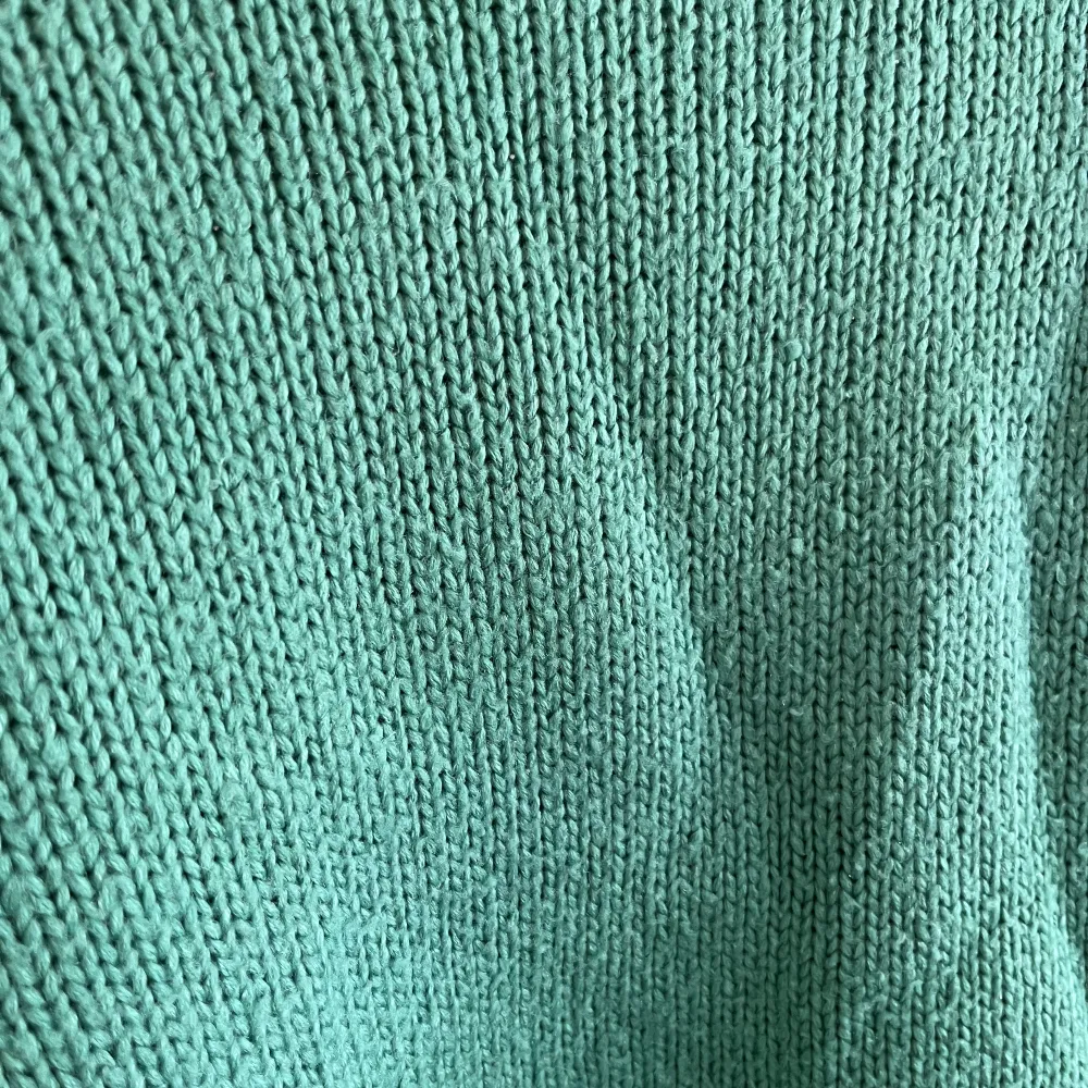 Grön stickad tröja från Lindex. Lite grönare i verkligheten. Tröjan har lite noppor, 3:e bilden☺️ Det är en storlek L men den sitter bra på mig som normalt har storlek 38🫶 Vid frågor är det bara att höra av sig!💕. Stickat.
