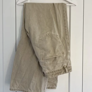 Jeans - Beiga jeans från Gina i modell Idun, sitter lite baggy. 