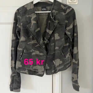 Fin militär mönstrad jacka  - Militär jacka i bra skick för 65 kr🫶