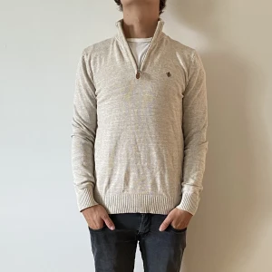 Morris half zip - Morris half zip - Storlek S - Varan är i jätte fint skick och har inga flaws - Modellen är 172 cm och väger 65 kg - vid frågor eller funderingar är det bara att skriva!