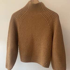 Perfekt stickad tröja till hösten med så fin färg och passform 🍁 Från weekday och i storlek xs ✨ Säljer en till liknande tröja så titta gärna på den 🧡