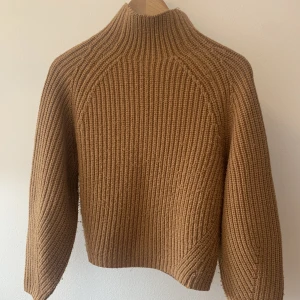 Brun stickad tröja! - Perfekt stickad tröja till hösten med så fin färg och passform 🍁 Från weekday och i storlek xs ✨ Säljer en till liknande tröja så titta gärna på den 🧡