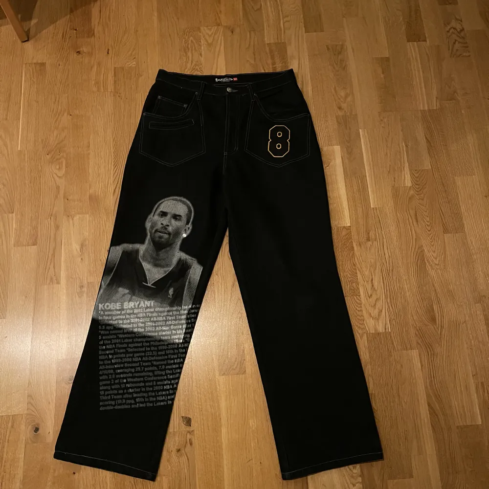 Ett par feta Kobe Bryant jeans från märket UNK NBA. Jeansen är sällsynta. Storlek 34/34 men mindre i midjan. Byxorna har coola detaljer så som texten på byxorna som det står om Kobes karriär och örhänget.. Jeans & Byxor.