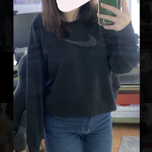 Oversized Nike Dry tränings tröja - Helt oanvänd Nike dry tröja, lappen kvar! Funkar bra både till träning och bara vardag. Nypris 500kr Skriv om det finns frågor! 
