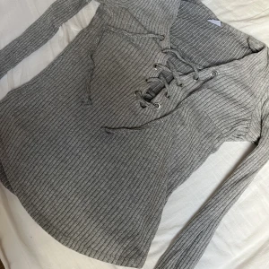 Tunn långärmad tröja  - Tunn långärmad grå tröja sällan använd