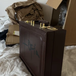 UTOPIA Briefcase ”Travis Scott” - Väska från Travis Scotts senaste album släpp.