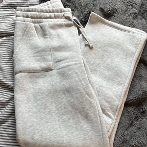 Mjukis byxor - Grå mjukisbyxor från lager 157!! Andvända 1 gång därav nyskick. Storlek M, perfekta för mig som är 170!