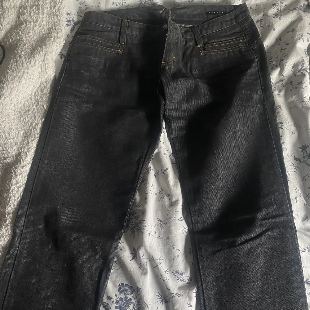 Säljer mina älskade low waist jeans för att de kommer inte till användning längre. Köpta på second hand och är i bra stick, det enda defekten är att de har en pytteliten fläck på en av bakfickorna men inget som syns mycket.🩷🩷 DM vid frågor och bilder🥰. Jeans & Byxor.