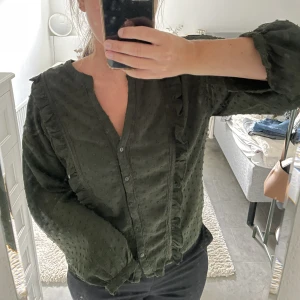 Blus Zara - Så söt mörkgrön blus från Zara, perfekt till hösten!