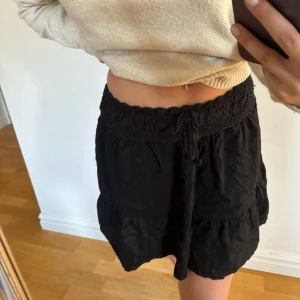 Svart mönstrad kjol💘 - 💥Rensar garderoben💥  Säljer min fina mönstriga kjol från Pull&Bear! Nypris: 200kr⭐ Denna köpte jag i Spanien från Pull&Bear och den har varit en riktigt hjälte💫 Eftersom den har så fint mönster och små snören blir den unik och inte lika tråkig🌸🌸🤗