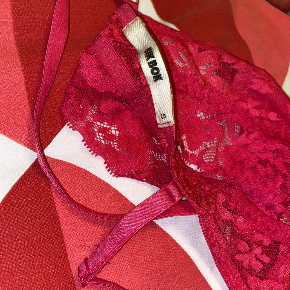 En jättefin neonrosa bralette i nyskick. Den är ifrån bikbok och är i storlek S. Den är skitsnygg på. Köparen står för frakten 💖. Övrigt.