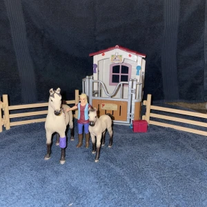 Schleich - Oanvänt Schleich. En häst, ett föl, 7 staket bitar, en bur med tak, en skötare, klistermärken, en låda med småprylar. Allt är i bra skick!