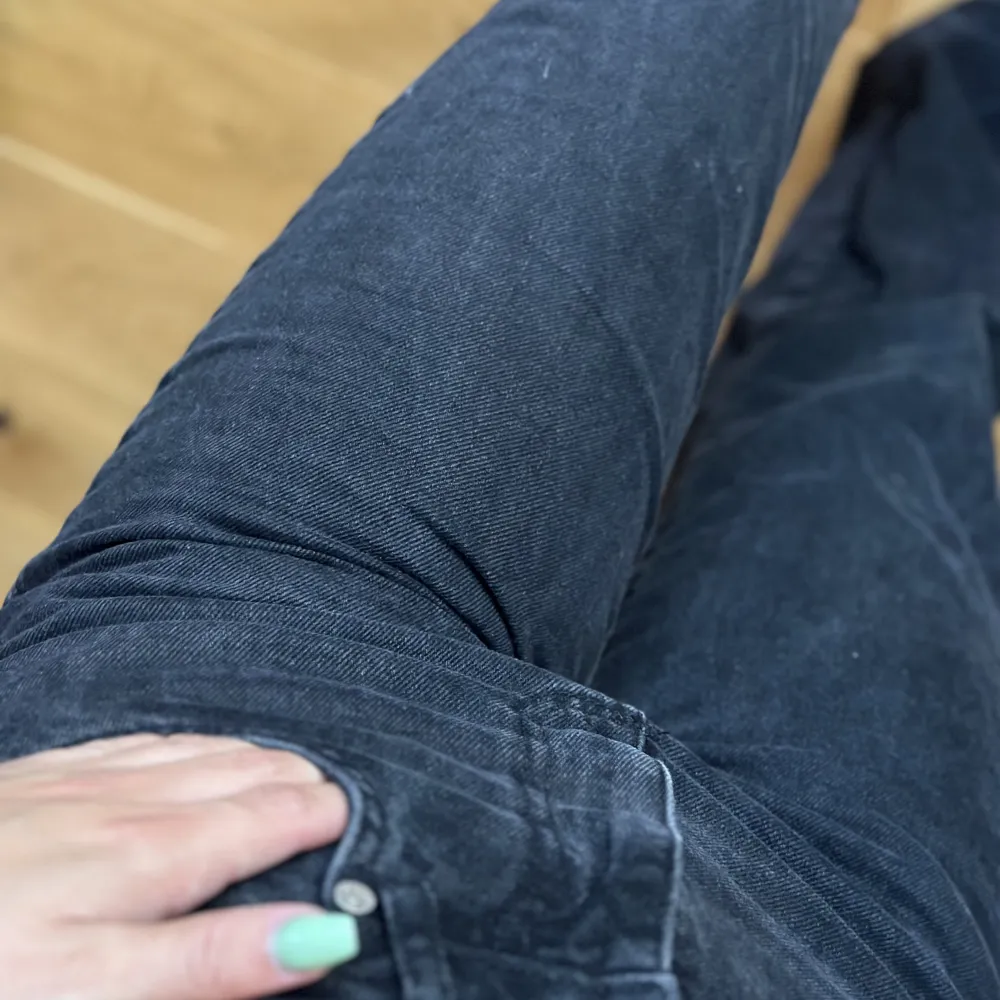 Svarttvättade Jeans från karolings, raka i modellen, använda men i mycket bra skick. Jag är 169 lång. . Jeans & Byxor.