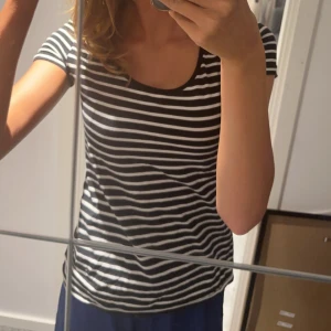 Tröja - Basic svart/vit randig tshirt, är i väldigt bra skick💗skriv om du vill ha fler bilder