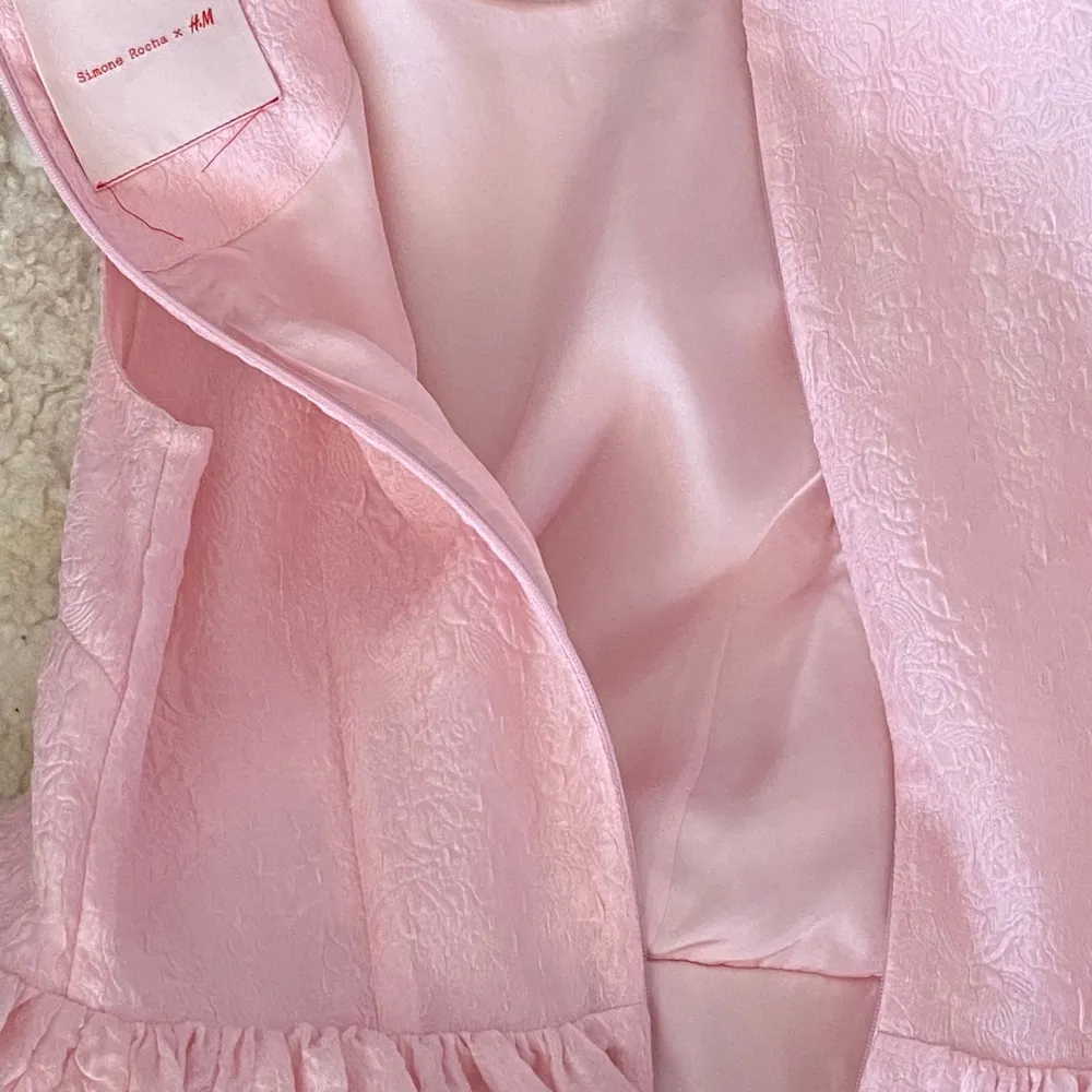 Klänning från Simone Rocha x H&M, modell Pink Cloque Dress. Helt ny, men utan prislapp.  Storlek: 34 Material: Polyester Nypris: 1500 SEK. Klänningar.