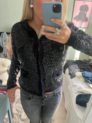 Kofta från by Malene Birger! - Jätte snygg glitter kofta från by malene Birger! Säljer då den inte kommer till användning längre!💞