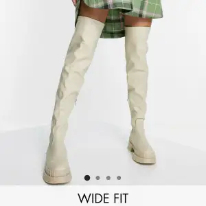 wide fit stövlar i beige. lårhöga med stretch var för små för mig. aldrig använd