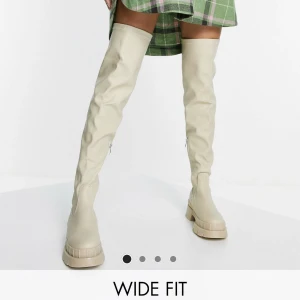 Höga stövlar - wide fit stövlar i beige. lårhöga med stretch var för små för mig. aldrig använd