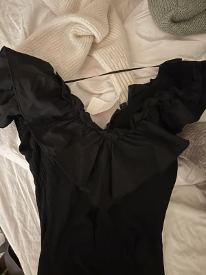 Volangtopp  - Fest topp som går att ha över axlarna eller offshoulder. Aldrig använd med lappar kvar. Från Kappahl. 