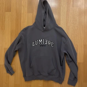 Lumi3re - Lumi3ere hoodie  Storlek S  399kr plus frakt 