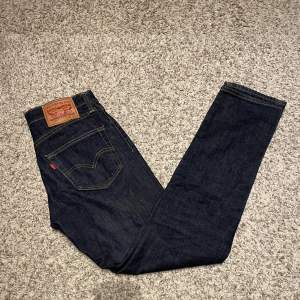 Ett par snygga Levis jeans 511 i färgen mörkblå, skick 8/10.