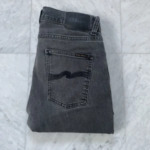Nudie Jeans ’Lean dean’ - Säljer nu dessa feta Nudie Jeans i modellen ’Lean Dean’ vilket är en slim passform. Den är i fint skick utöver ett litet hål vid grenen som syns på bilden. Storlek: 29/32. Nypris: 1700 kr. Mitt pris: 549 kr. Hör av er vid minsta fråga eller fundering :)