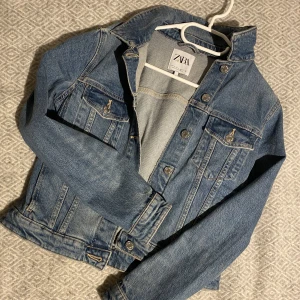 Jeans jacka - Jätte fin jeans jacka från zara! Fint skick, köparen står för frakten💓💓