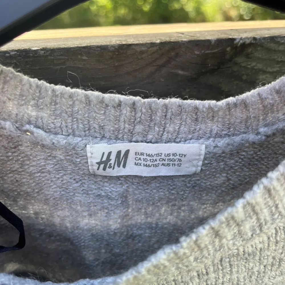 Säljer denna fina grå stickade tröjan då jag inte använder den längre. Passar för mig som oftast har S-M i storlek så ganska stor för sin storlek. Kommer ej ihåg vad jag köpte den för men säljer för 50kr💗. Stickat.