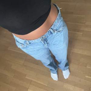 Säljer mina blåa låg midjande jeans från Gina Tricot då dom tyvärr blivit för stora för mig :(( Dom är i storlek 42 men skulle säga dom passar mindre! På bilderna ser ni mig som är en 38/36 och 168 lång!💕🥰