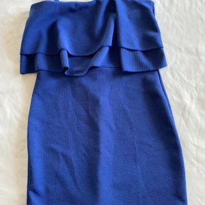 Klänning  - En jätte fin blå klänning som är förlåt liten och kommer inte till användning 