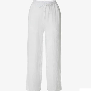 Linnebyxor - Chelsea linnebyxor. Är helt nya och säljer pga att de är lite för korta för mig som är 177. Sitter jättefint i övrigt. De är i storlek m men passar också s i passformen. Nypris-600