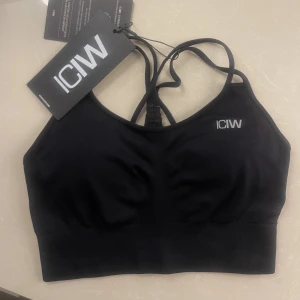 Sport-bh ICIW - Säljer en sport bh från ICIW. Helt oandvänd då jag redan har en exakt likadan. Nypris på ICIW hemsida 399:-  Passar en som bär storlek S/M🤍