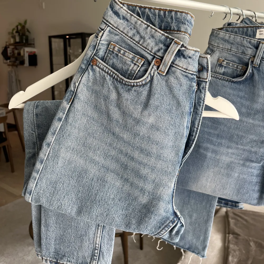 Mom-jeans från Monki i modellen ”kimono”. Storlek W24 och croppat ben. Välanvända men trots det fint skick! Inga hål eller så 🩷säljer pga att de är för små nu . Jeans & Byxor.